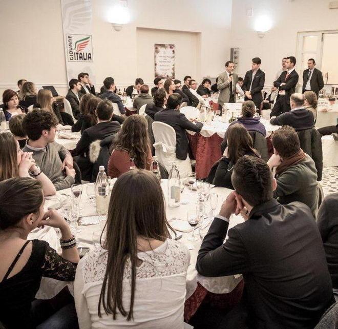 Il Pdl riunisce i giovani A cena con Parisi e Santini