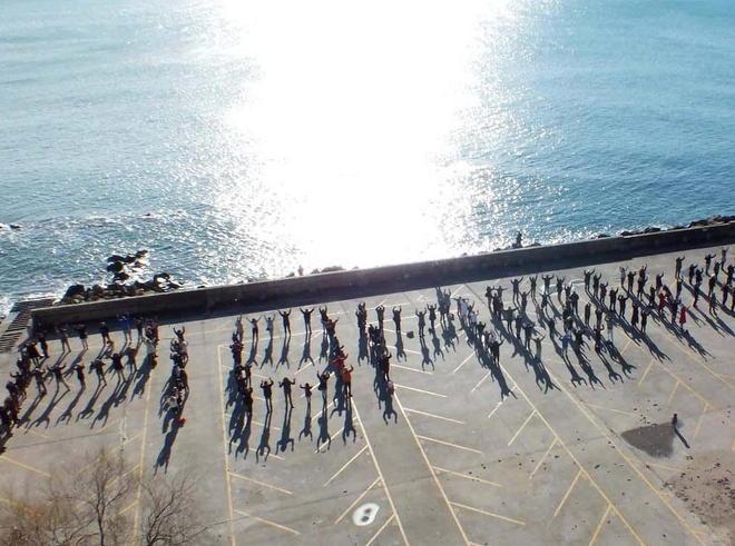 Un centinaio al flash-mob per dire «Piombino c’è»