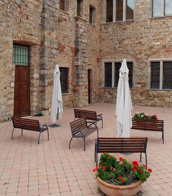 Matrimoni al museo: troppi insetti, si disinfesta