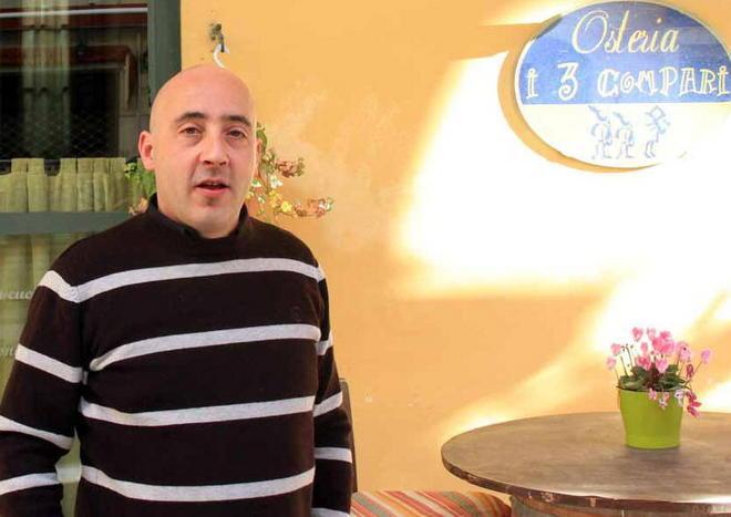 «Niente luci, opere di bene» Via Zoppi aiuta gli indigenti 