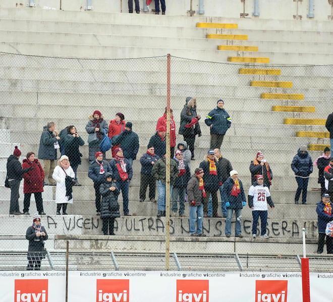 I settanta tifosi amaranto infreddoliti si commuovono davanti alla gigantografia