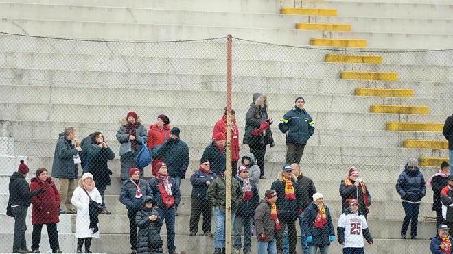 I settanta tifosi amaranto infreddoliti si commuovono davanti alla gigantografia