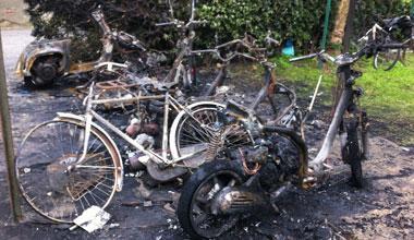 Bruciano cinque motorini in via Mastacchi 