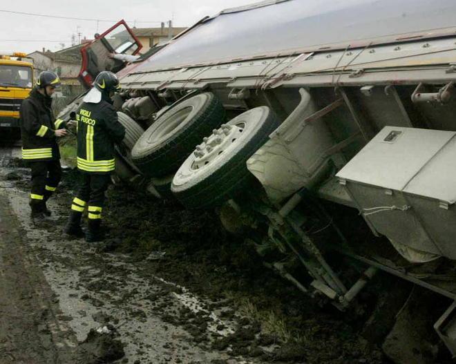 Tir finisce fuori strada: chiusa per sei ore la provinciale a Fucecchio 