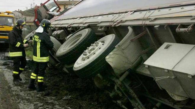 Tir finisce fuori strada: chiusa per sei ore la provinciale a Fucecchio