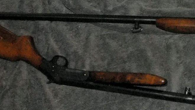 Subisce un furto e lo denunciano perché tiene i fucili nell’armadio