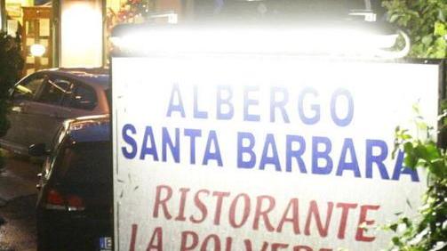 Pistola alla testa: rapinato in albergo