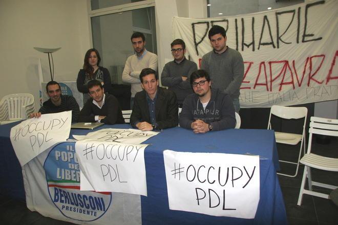 Lasciano sei giovani del Pdl: «Torna Berlusconi, non c’è più pudore» 