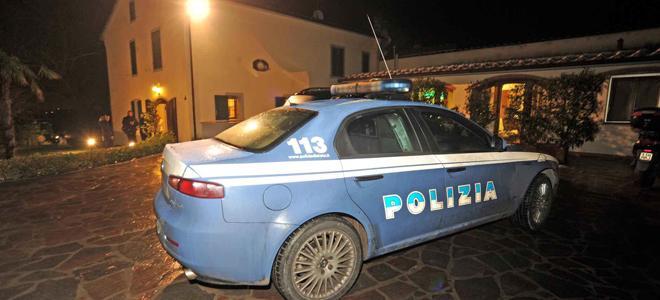 Coltelli in pugno, cinque rapinatori sequestrano una donna e due bambini 