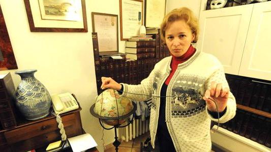 Coltelli in pugno, cinque rapinatori sequestrano una donna e due bambini