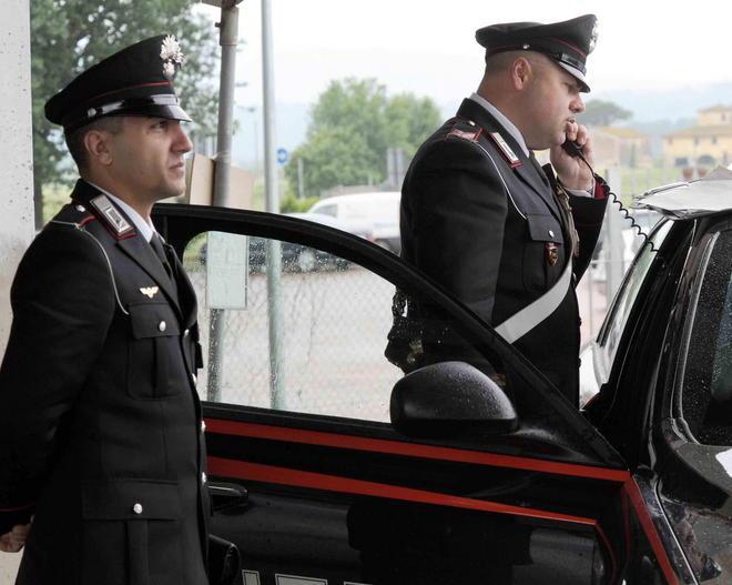 Minaccia i carabinieri con un coltello da macellaio 