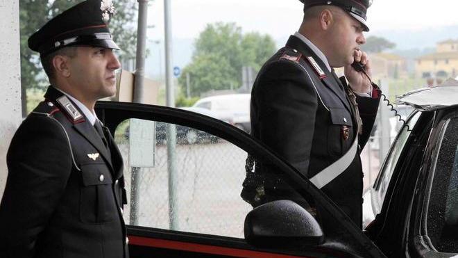 Minaccia i carabinieri con un coltello da macellaio