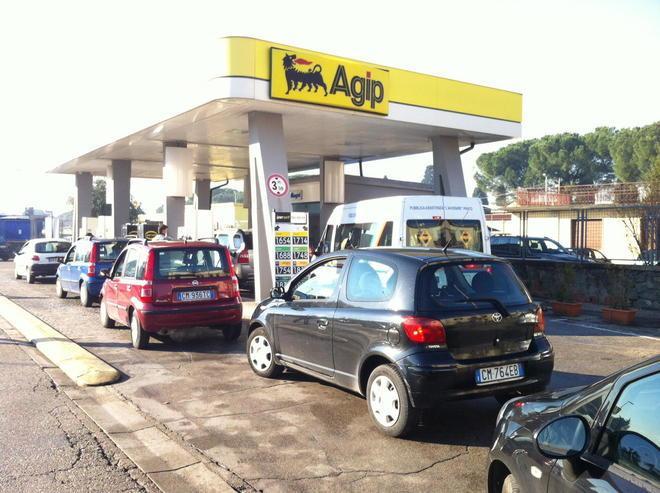 Sciopero benzinai, è iniziato l’assalto ai distributori 