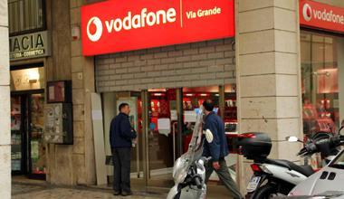 Furto alla Vodafone di via Grande, spariti due telefonini 