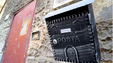 Cassetta delle lettere incendiata per rabbia