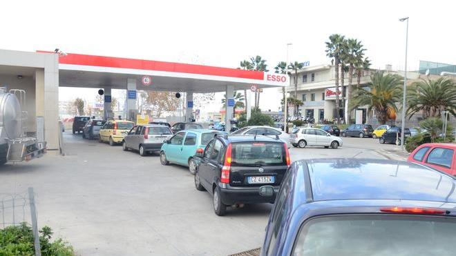 Sciopero dei benzinai, gli automobilisti assaltano i distributori 