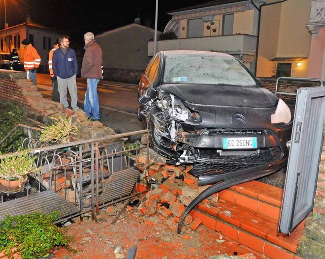 Auto sbanda e finisce contro i contatori del gas 