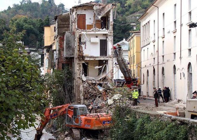 La palazzina crollata costa già quasi 600mila euro al Comune 