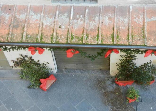 Vandali in azione in piazza della Sala