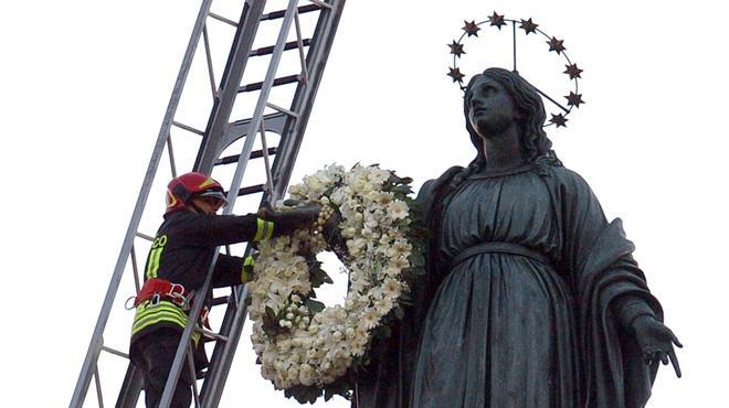 Fiori alla Madonna dai vigili del fuoco