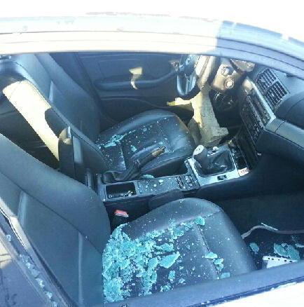 Vandali scatenati in centro, raid contro le auto nei parcheggi 