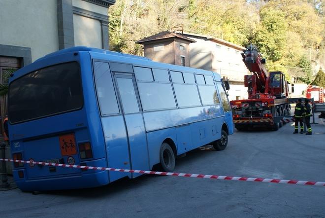 Scansano, autobus sprofonda in una voragine 