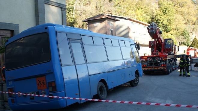 Scansano, autobus sprofonda in una voragine