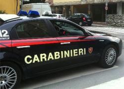 Aulla, con le armi in pugno rapinano una gioielleria 