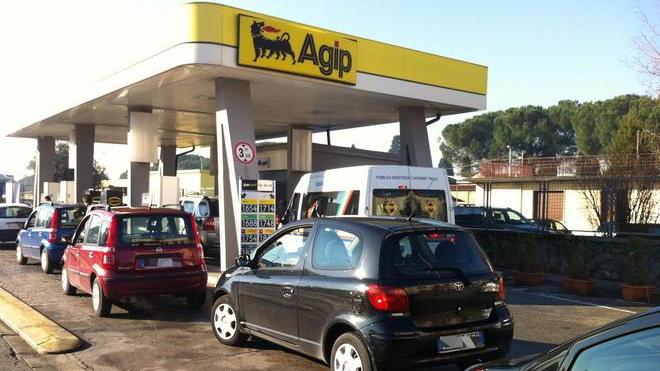I distributori di benzina aperti in provincia di Lucca