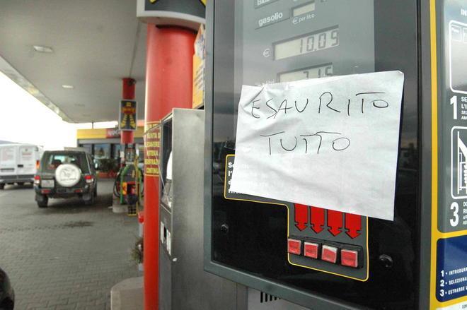 Rapinato il distributore di Oste all’inizio dello sciopero dei benzinai 