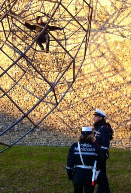 Si arrampica sul monumento di via Pomeria 