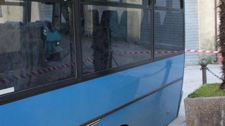 Voragine nell’asfalto a Scansano Un autobus si incastra con la ruota