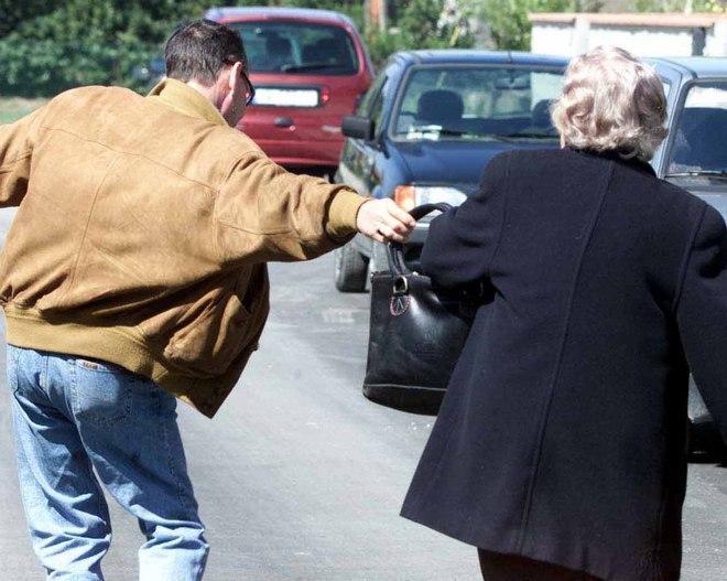Va al mercato e le rubano la tredicesima appena riscossa 