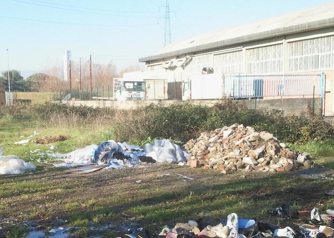 Centinaia di scarpe gettate a Oste