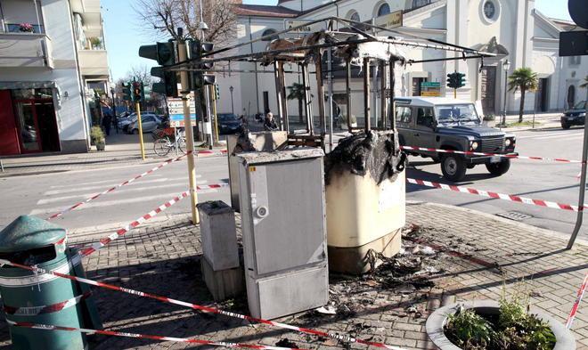 A fuoco la garitta dei vigili urbani 