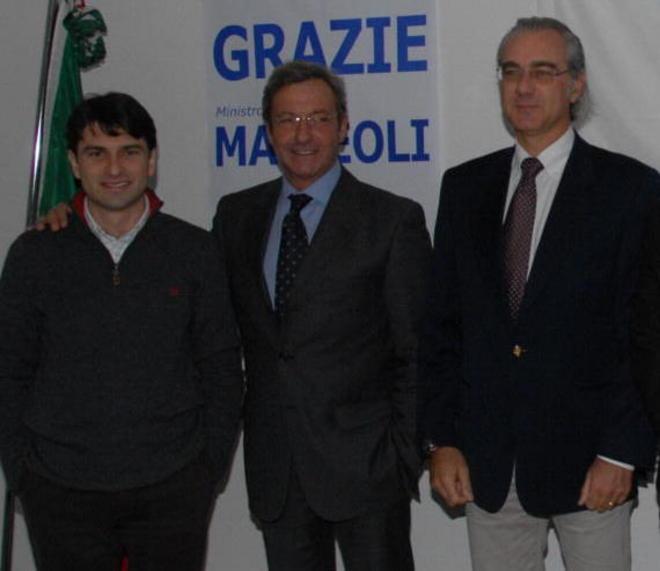Agresti prova a rimettere insieme i cocci 