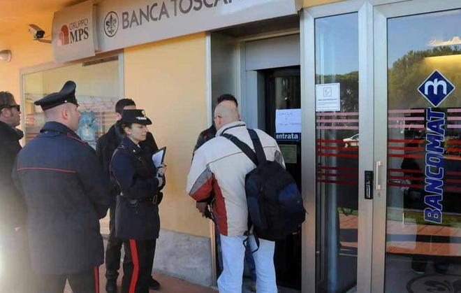 Rapina col trincetto Minacce al cassiere, bottino di 4.000 euro 