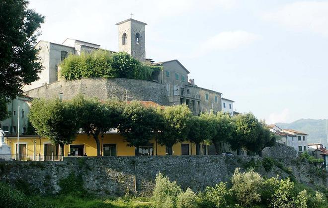 Chiusa via Gove a Marliana Campo di calcio isolato