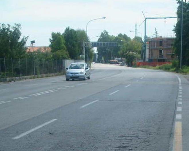Scontro auto-moto in viale Luporini, trentenne in ospedale 