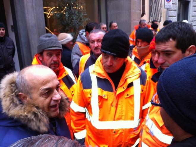 I lavoratori della Varvarito Lavori protestano davanti alla Prefettura 