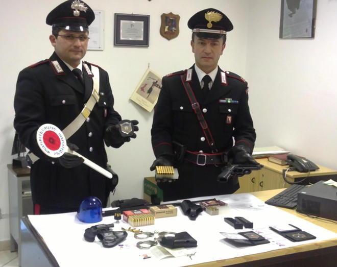 Distintivi contraffatti e porto abusivo di armi, arrestato ex investigatore privato 