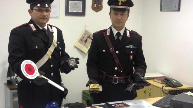 Distintivi contraffatti e porto abusivo di armi, arrestato ex investigatore privato