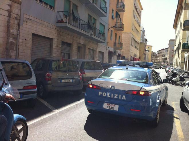 Tira la scala dalla finestra dopo la lite, a casa trovano un arsenale 