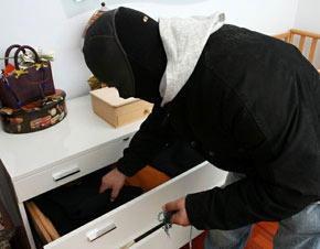 Trans picchiato e rapinato in casa da finti clienti 