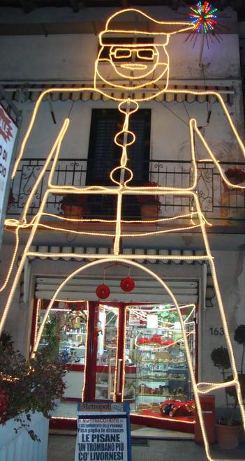 Due palle rotanti applicate su un mega Babbo Natale 