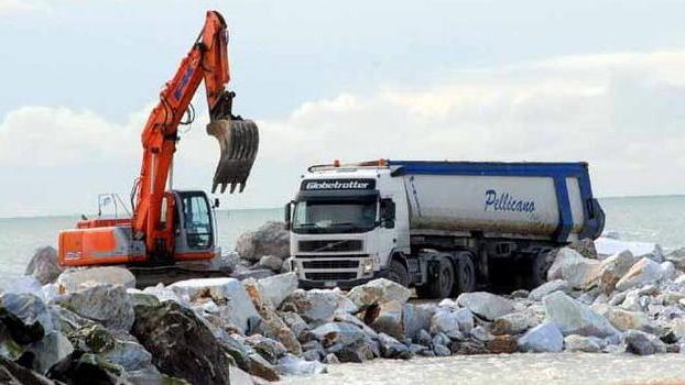 Via libera alle scoglierine anti erosione a Marina di Massa