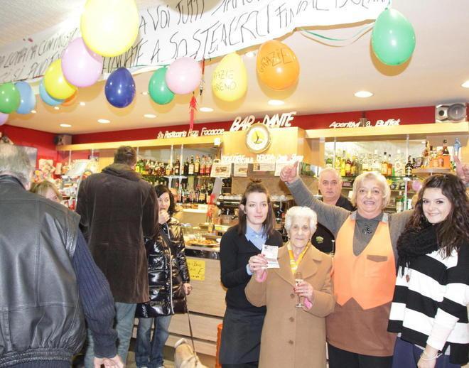 Oltre 100 sostenitori in festa per l’happy hour al bar Dante