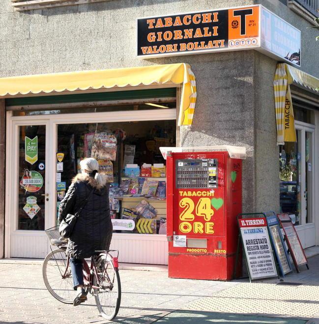 Presi dopo il furto in tabaccheria 