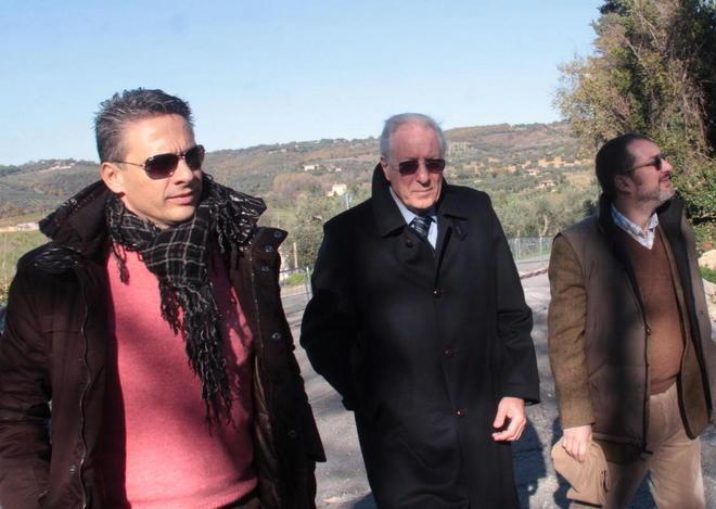 Incontro bollente con gli abitanti furiosi «Rivogliamo passare dal nostro ponte»