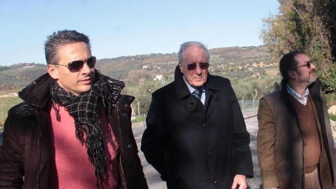 Incontro bollente con gli abitanti furiosi «Rivogliamo passare dal nostro ponte»